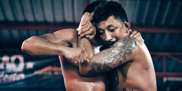 boxeurs thaïlandais travaillant le clinch à l'entraînement