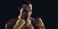Afro homme boxe et entraînement sur fond noir