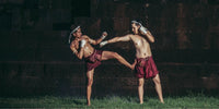 Deux boxeurs se battent avec les arts martiaux de Muay Thai.