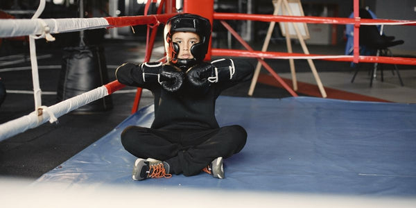Petit garçon en gants de boxe sur un ring