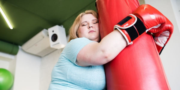 Épuisé femme obèse dans l'entraînement