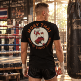 T-shirt unisexe vu de dos, avec un écusson vintage montrant un combattant de Muay Thaï en garde, aux mains bandées de rouge, dans un médaillon crème entouré du texte « Muay Thai – Art of Eight Limbs ».