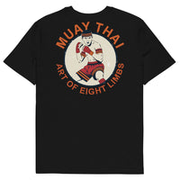 T-shirt unisexe vu de dos, avec un écusson vintage montrant un combattant de Muay Thaï en garde, aux mains bandées de rouge, dans un médaillon crème entouré du texte « Muay Thai – Art of Eight Limbs ». (Noir, à plat · dos)