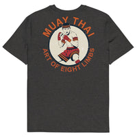 T-shirt unisexe vu de dos, avec un écusson vintage montrant un combattant de Muay Thaï en garde, aux mains bandées de rouge, dans un médaillon crème entouré du texte « Muay Thai – Art of Eight Limbs ». (Gris Foncé, à plat · dos)