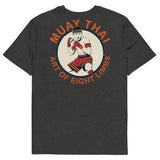 T-shirt unisexe vu de dos, avec un écusson vintage montrant un combattant de Muay Thaï en garde, aux mains bandées de rouge, dans un médaillon crème entouré du texte « Muay Thai – Art of Eight Limbs ». (Gris Foncé, à plat · dos)
