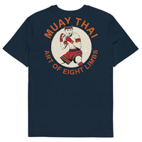T-shirt unisexe vu de dos, avec un écusson vintage montrant un combattant de Muay Thaï en garde, aux mains bandées de rouge, dans un médaillon crème entouré du texte « Muay Thai – Art of Eight Limbs ». (Marine, à plat · dos)
