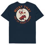 T-shirt unisexe vu de dos, avec un écusson vintage montrant un combattant de Muay Thaï en garde, aux mains bandées de rouge, dans un médaillon crème entouré du texte « Muay Thai – Art of Eight Limbs ». (Marine, à plat · dos)