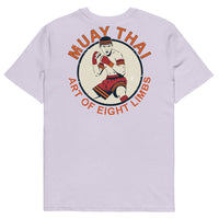 T-shirt unisexe vu de dos, avec un écusson vintage montrant un combattant de Muay Thaï en garde, aux mains bandées de rouge, dans un médaillon crème entouré du texte « Muay Thai – Art of Eight Limbs ». (Lavande, à plat · dos)