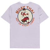 T-shirt unisexe vu de dos, avec un écusson vintage montrant un combattant de Muay Thaï en garde, aux mains bandées de rouge, dans un médaillon crème entouré du texte « Muay Thai – Art of Eight Limbs ». (Lavande, à plat · dos)