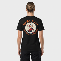 T-shirt unisexe vu de dos, avec un écusson vintage montrant un combattant de Muay Thaï en garde, aux mains bandées de rouge, dans un médaillon crème entouré du texte « Muay Thai – Art of Eight Limbs ». – photo studio femme