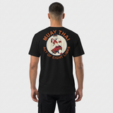 T-shirt unisexe vu de dos, avec un écusson vintage montrant un combattant de Muay Thaï en garde, aux mains bandées de rouge, dans un médaillon crème entouré du texte « Muay Thai – Art of Eight Limbs ». – photo studio
