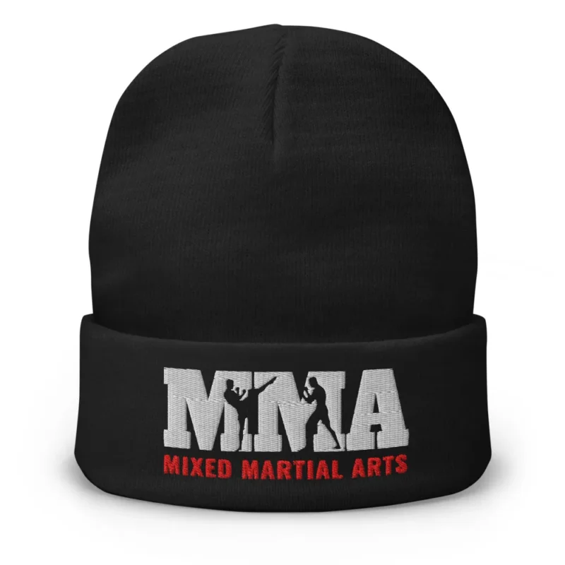 Bonnet ajusté brodé devant des grandes lettres « MMA » avec deux silhouettes de combattants en négatif, l'un en high kick et l'autre en garde, et la mention « MIXED MARTIAL ARTS » en rouge. (Noir, mockup principal)