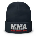 Bonnet ajusté brodé devant des grandes lettres « MMA » avec deux silhouettes de combattants en négatif, l'un en high kick et l'autre en garde, et la mention « MIXED MARTIAL ARTS » en rouge. (Marine, mockup principal) Bonnet ajusté brodé devant des grandes lettres « MMA » avec deux silhouettes de combattants en négatif, l'un en high kick et l'autre en garde, et la mention « MIXED MARTIAL ARTS » en rouge. (Marine, mockup principal)
