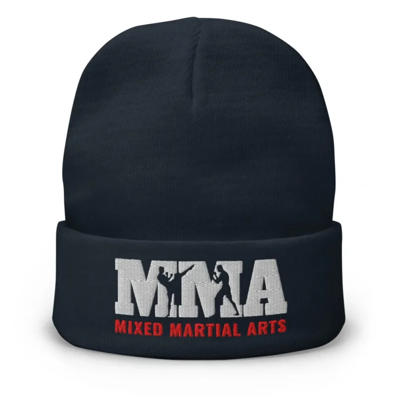 Bonnet ajusté brodé devant des grandes lettres « MMA » avec deux silhouettes de combattants en négatif, l'un en high kick et l'autre en garde, et la mention « MIXED MARTIAL ARTS » en rouge. (Marine, mockup principal)