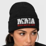 Bonnet ajusté brodé devant des grandes lettres « MMA » avec deux silhouettes de combattants en négatif, l'un en high kick et l'autre en garde, et la mention « MIXED MARTIAL ARTS » en rouge. – photo studio femme Bonnet ajusté brodé devant des grandes lettres « MMA » avec deux silhouettes de combattants en négatif, l'un en high kick et l'autre en garde, et la mention « MIXED MARTIAL ARTS » en rouge. – photo studio femme
