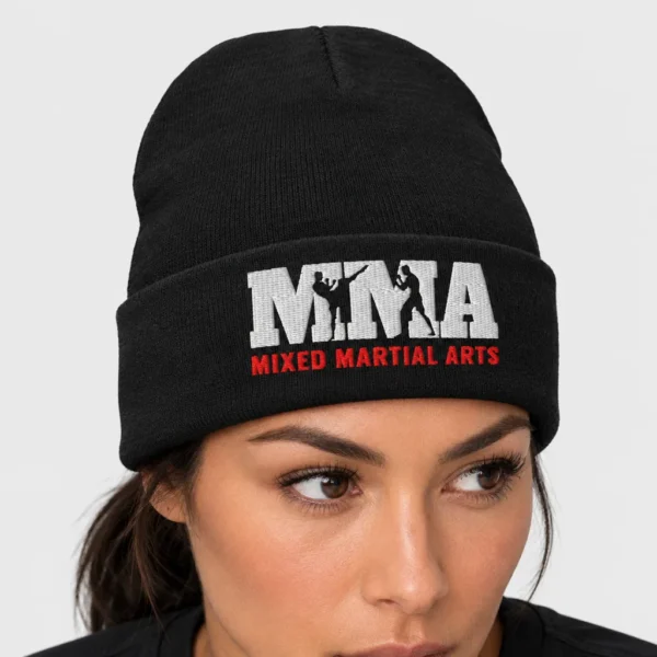 Bonnet ajusté brodé devant des grandes lettres « MMA » avec deux silhouettes de combattants en négatif, l'un en high kick et l'autre en garde, et la mention « MIXED MARTIAL ARTS » en rouge. – photo studio femme