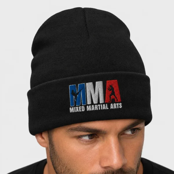 Bonnet en maille avec, brodées sur le devant, les lettres « MMA » bleu blanc rouge où se découpent deux silhouettes de combattants, au-dessus de l'inscription « MIXED MARTIAL ARTS ». – photo studio