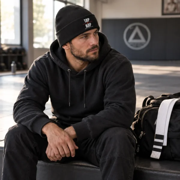Bonnet en maille brodé sur le devant du slogan « TAP OR NAP » en lettres noires avec un « OR » rouge et la mention « SUBMISSION GRAPPLING CLUB ».