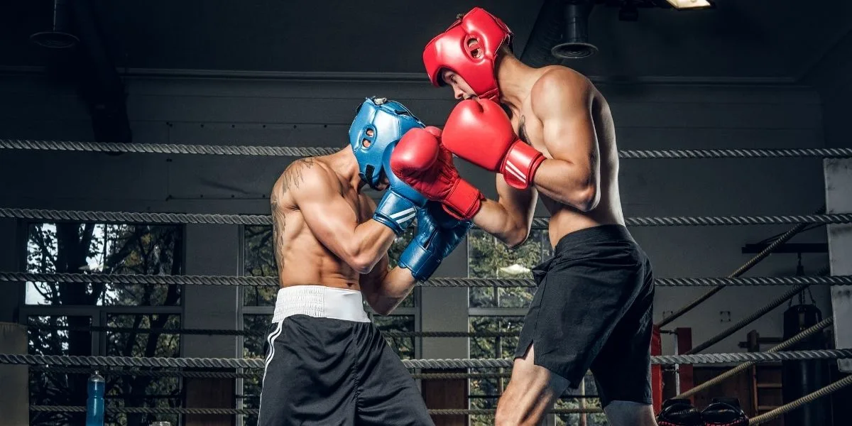 Deux hommes boxeurs en train de faire un sparring de boxe