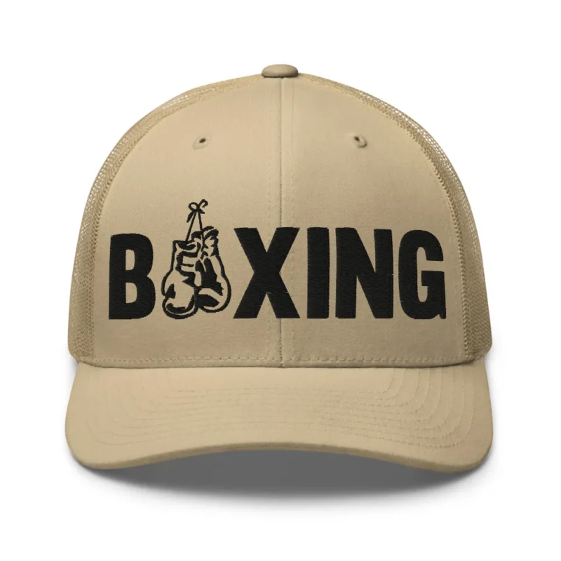 Casquette trucker rétro brodée sur le devant du mot « BOXING » en lettres noires épaisses, le « O » remplacé par une paire de gants de boxe suspendus. (Kaki, mockup principal)