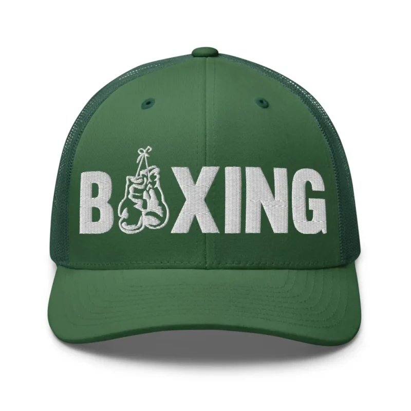 Casquette trucker rétro brodée sur le devant du mot « BOXING » en lettres noires épaisses, le « O » remplacé par une paire de gants de boxe suspendus. (Vert, mockup principal)
