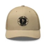 Casquette trucker rétro brodée sur le devant d'un badge circulaire avec la silhouette d'une combattante de muay-thaï genou levé et le texte « MUAY THAI FIGHTER ». (Kaki, mockup principal) Casquette trucker rétro brodée sur le devant d'un badge circulaire avec la silhouette d'une combattante de muay-thaï genou levé et le texte « MUAY THAI FIGHTER ». (Kaki, mockup principal)