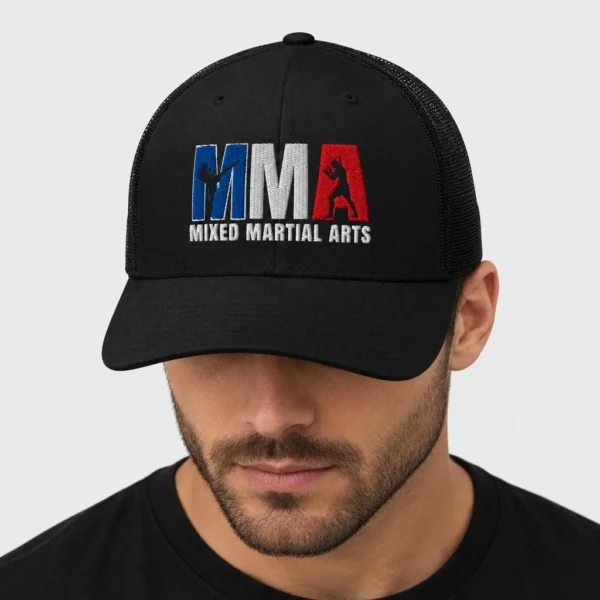 Casquette trucker avec, brodées sur le devant, les lettres « MMA » bleu, blanc, rouge contenant des silhouettes de combattants, au-dessus de l'inscription « MIXED MARTIAL ARTS ». – photo studio