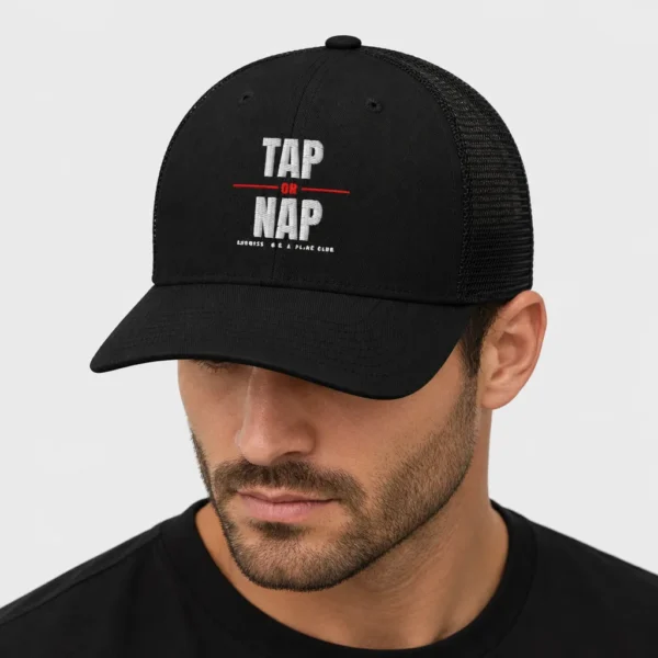 Casquette trucker brodée sur le devant du slogan « TAP OR NAP » en lettres noires et rouges, avec la mention « SUBMISSION GRAPPLING CLUB ». – photo studio