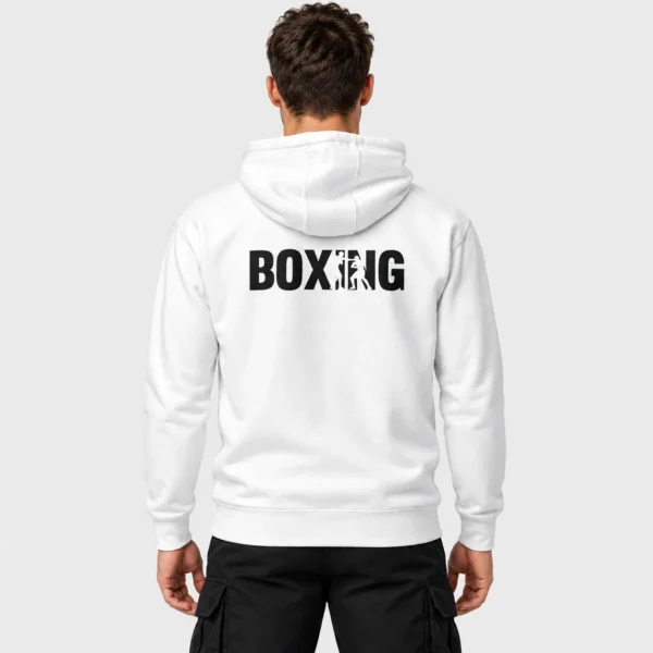 Hoodie unisexe avec, imprimé au dos, le mot « BOXING » en lettres noires où le I et le N laissent apparaître en négatif deux boxeurs en plein échange de coups. – photo studio