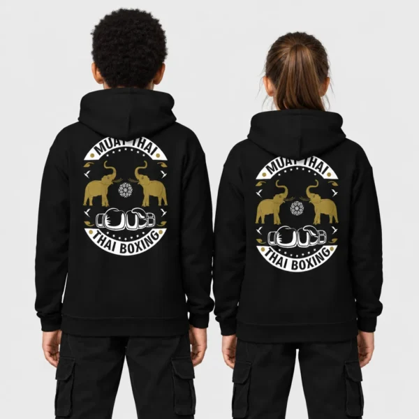 Sweat à capuche enfant vu de dos, orné d'un écusson muay thaï or et blanc avec deux éléphants autour d'un lotus mandala et des gants de boxe, texte « MUAY THAI THAI BOXING ». – photo studio