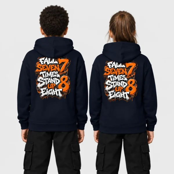 Sweat à capuche enfant avec au dos la citation « Fall Seven Times Stand Up Eight » en lettrage graffiti blanc et orange, grands chiffres 7 et 8 et coulures de peinture. – photo studio