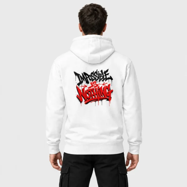 Hoodie unisexe vu de dos, imprimé du slogan « Impossible Is Nothing » en lettrage graffiti noir et rouge avec coulures de peinture. – photo studio