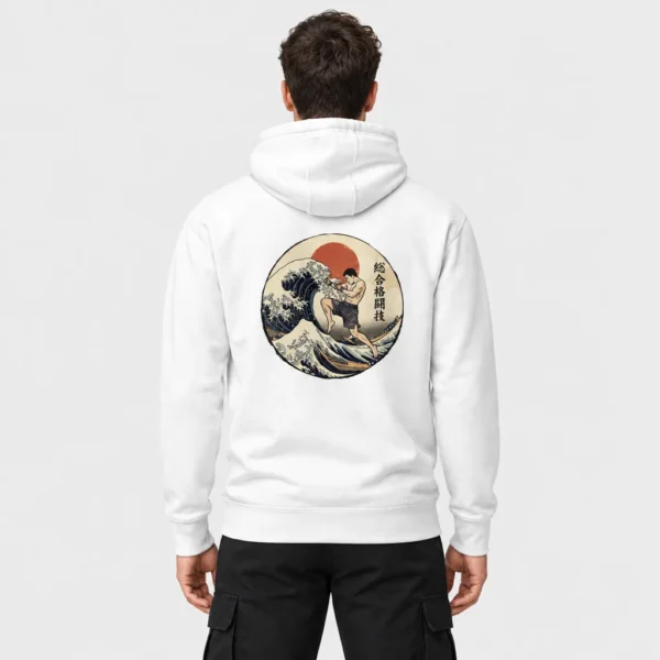 Hoodie unisexe avec, imprimé au dos, un combattant de MMA en genou volant jaillissant de la Grande Vague de Kanagawa devant un soleil rouge, dans un médaillon façon estampe japonaise. – photo studio