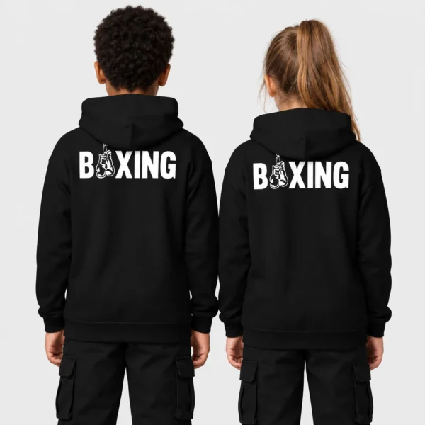 Sweat à capuche enfant portant au dos le mot « BOXING » en lettres noires épaisses, dont le « O » est remplacé par une paire de gants de boxe suspendus. – photo studio