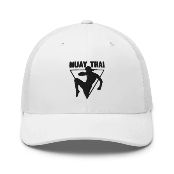 Casquette trucker avec arrière en filet, brodée sur le devant d'une silhouette noire de combattant de muay-thaï au mongkol donnant un coup de genou sauté devant un triangle inversé, sous l'inscription « MUAY THAI ». (Blanc, mockup principal)