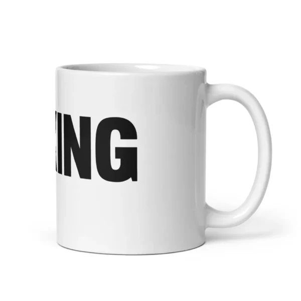 Mug blanc brillant imprimé du mot BOXING en lettres noires épaisses, avec une paire de gants de boxe suspendus à la place du O. (Blanc, mockup principal)