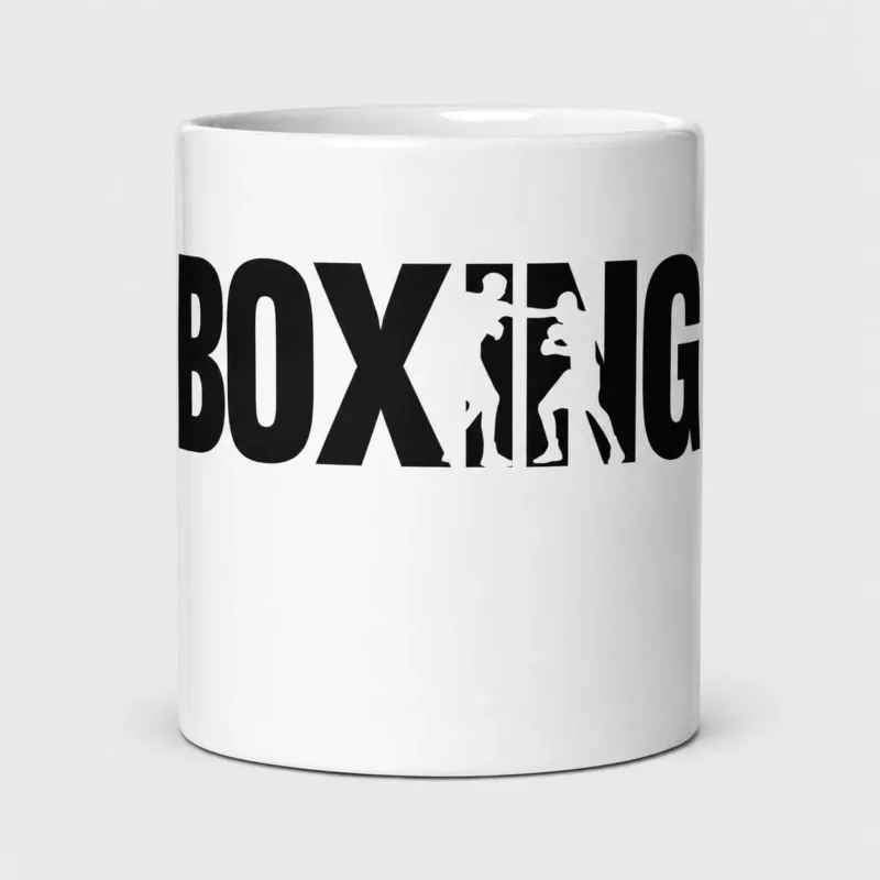 Mug blanc brillant imprimé du mot « BOXING » en lettres noires, avec les silhouettes de deux boxeurs en négatif dans le « I » et le « N ». – photo studio Mug blanc brillant imprimé du mot « BOXING » en lettres noires, avec les silhouettes de deux boxeurs en négatif dans le « I » et le « N ». – photo studio