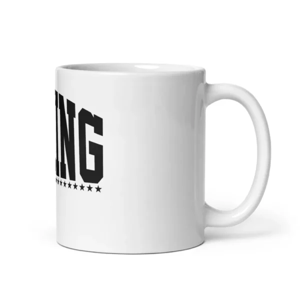 Mug blanc brillant imprimé sur le devant du mot « BOXING » en lettres noires arquées de style universitaire, avec une rangée de petites étoiles noires en dessous. (Blanc, mockup principal)
