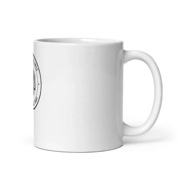 Mug blanc brillant imprimé d'un badge circulaire noir « MMA » en rayures façon code-barres avec les inscriptions « Mixed Martial Arts » et « Strike · Grapple · Fight ». (Blanc, mockup principal)