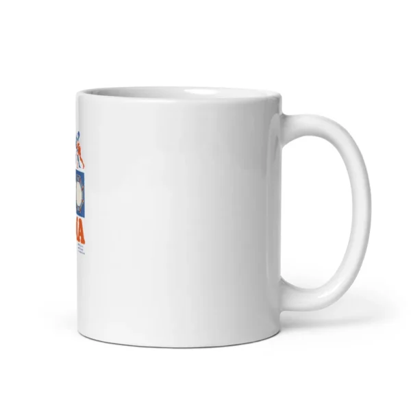 Mug blanc brillant imprimé de quatre vignettes vintage orange et bleu (genou de muay-thaï, lutteurs, kimono ceinture bleue, cage octogonale) au-dessus du titre « MMA ». (Blanc, mockup principal)
