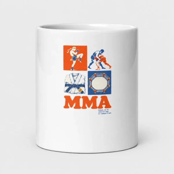 Mug blanc brillant imprimé de quatre vignettes vintage orange et bleu (genou de muay-thaï, lutteurs, kimono ceinture bleue, cage octogonale) au-dessus du titre « MMA ». – photo studio