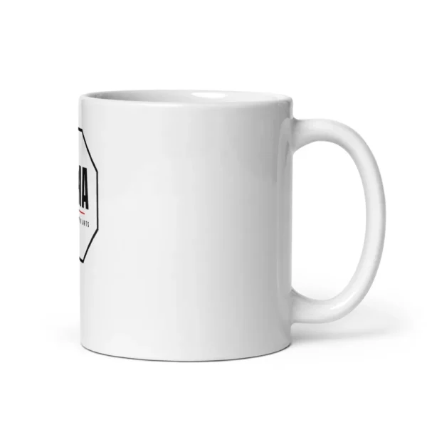 Mug blanc brillant imprimé d'un logo « MMA » noir dans un contour octogonal, souligné d'un trait rouge, avec la mention « Mixed Martial Arts ». (Blanc, mockup principal)