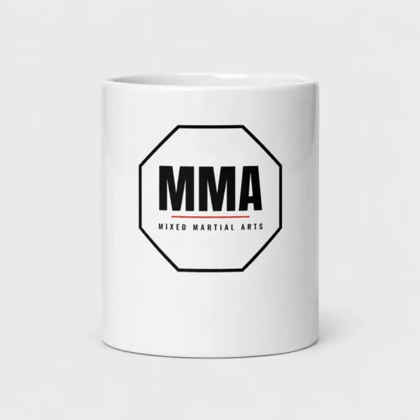 Mug blanc brillant imprimé d'un logo « MMA » noir dans un contour octogonal, souligné d'un trait rouge, avec la mention « Mixed Martial Arts ». – photo studio