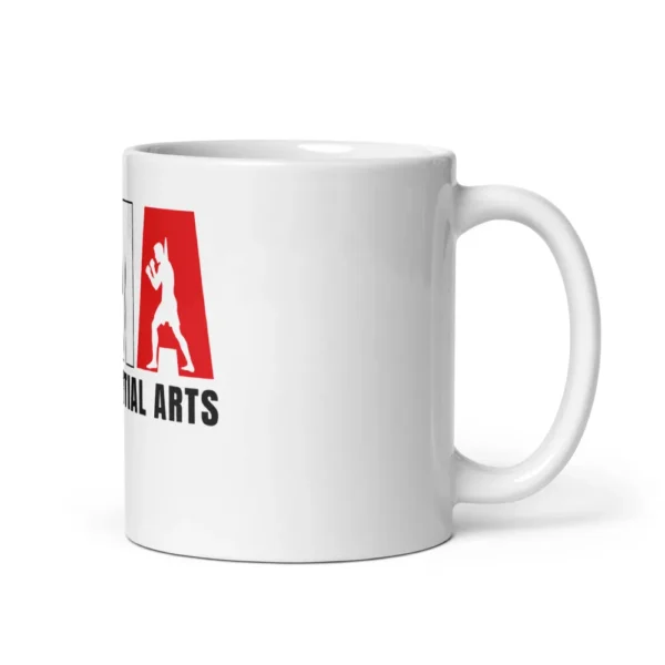 Mug blanc brillant avec de grandes lettres MMA bleu, blanc et rouge, où l'on voit les silhouettes de deux combattants, au-dessus de l'inscription MIXED MARTIAL ARTS. (Blanc, mockup principal)