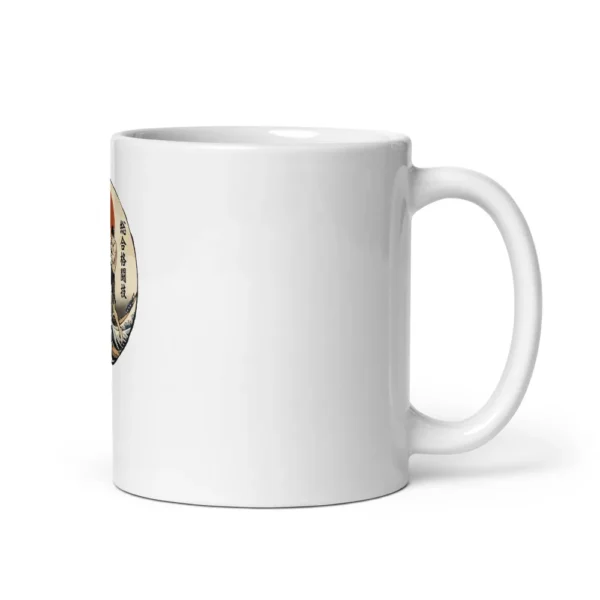 Mug blanc brillant orné d'un médaillon façon estampe ukiyo-e où un combattant de MMA lance un genou volant en surgissant de la Grande Vague de Kanagawa, devant un soleil rouge. (Blanc, mockup principal)
