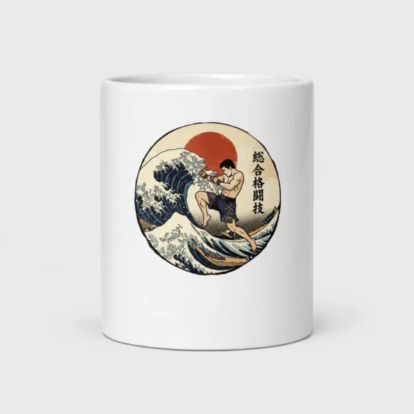 Mug blanc brillant orné d'un médaillon façon estampe ukiyo-e où un combattant de MMA lance un genou volant en surgissant de la Grande Vague de Kanagawa, devant un soleil rouge. – photo studio