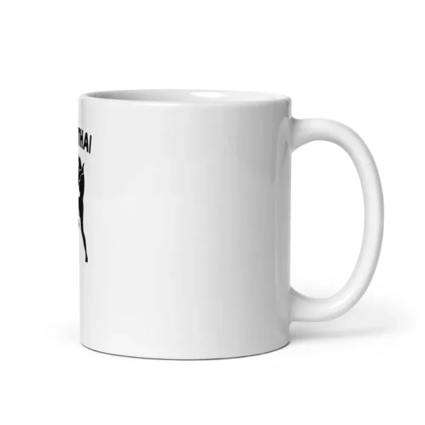 Mug blanc brillant imprimé de silhouettes noires de deux combattants de muay-thaï, l'un en high kick, l'autre bloquant du genou, sous le texte « MUAY THAI ». (Blanc, mockup principal)