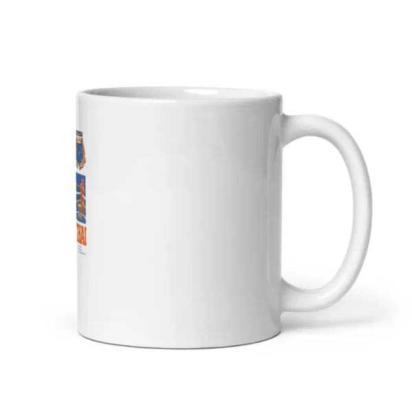 Mug blanc brillant imprimé d'une illustration vintage du mongkol, d'un short thaï, de paos et d'un coin de ring, au-dessus du titre « MUAY THAI » en lettres orange. (Blanc, mockup principal)