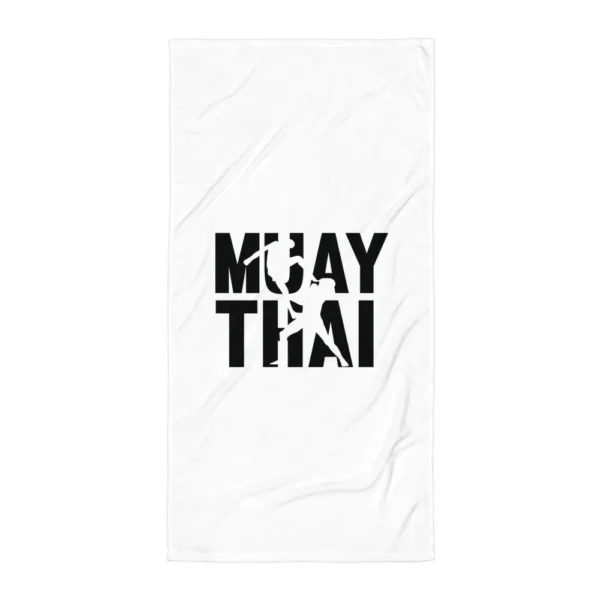 Serviette de plage blanche imprimée du texte « MUAY THAI » en lettres noires, découpé par les silhouettes de deux combattants dont l'un place un coup de genou sauté. (Blanc, mockup principal)