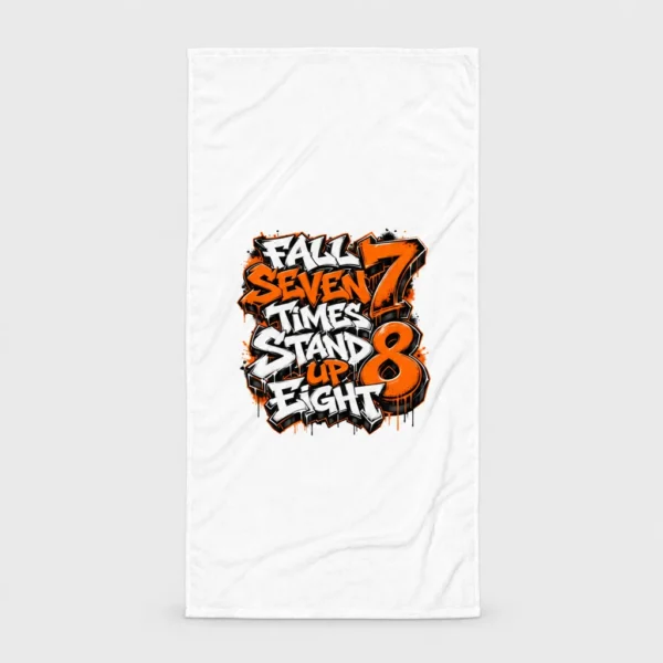 Serviette de plage blanche imprimée de la citation « Fall Seven Times Stand Up Eight » en lettrage graffiti blanc et orange, avec grands chiffres 7 et 8 et éclaboussures de peinture noires et orange. – photo studio